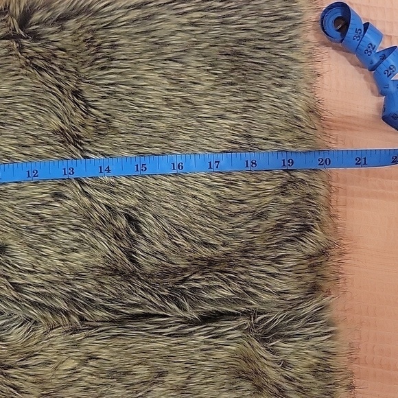 Old NAVY Faux-Fur Vest Youth Size XL(14) - Picture 6 of 6